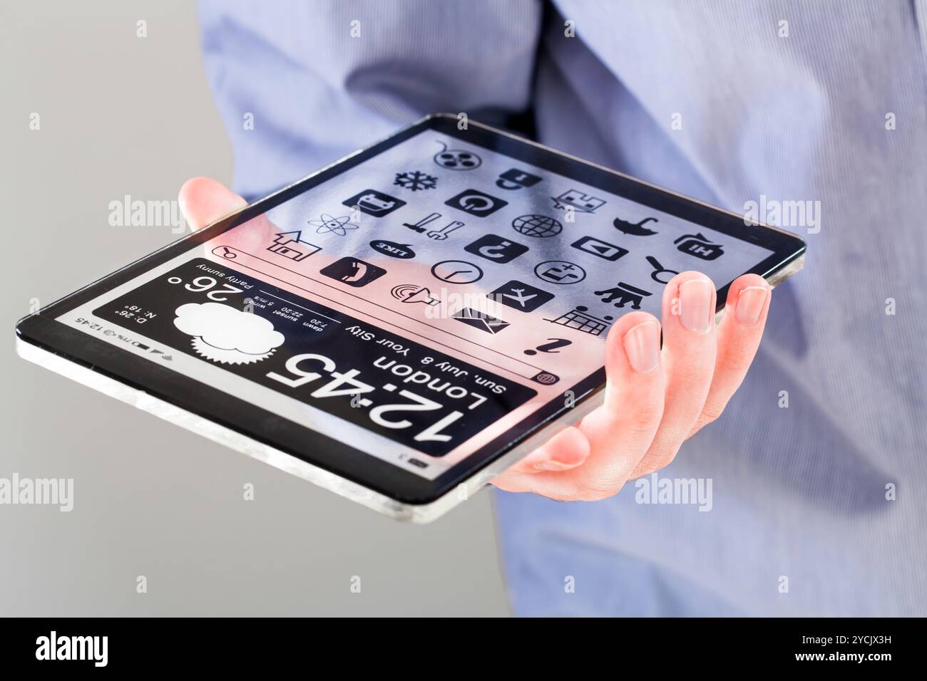 Tablet mit transparentem Bildschirm in menschlichen Händen. Stockfoto