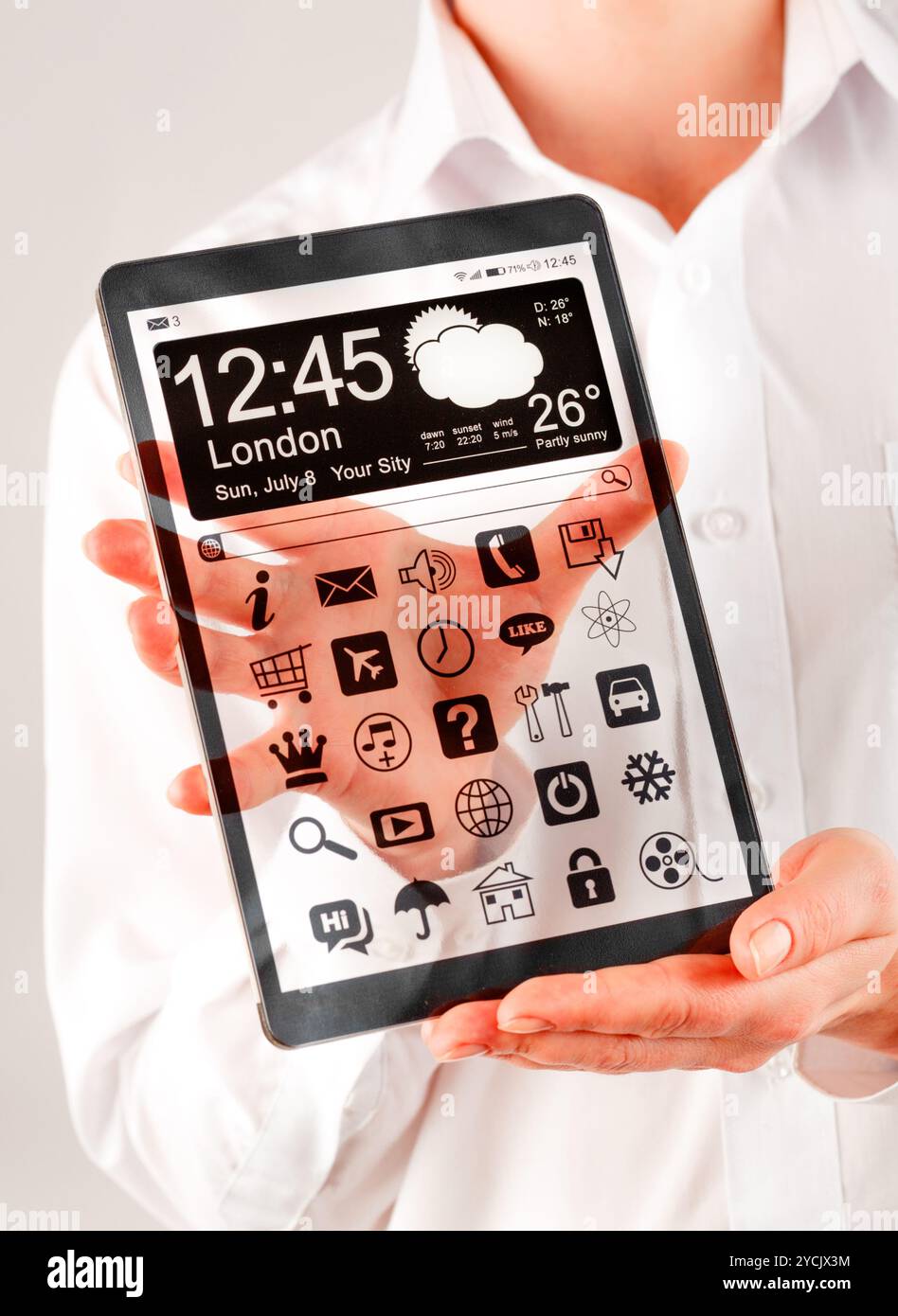 Tablet mit transparentem Bildschirm in menschlichen Händen. Stockfoto
