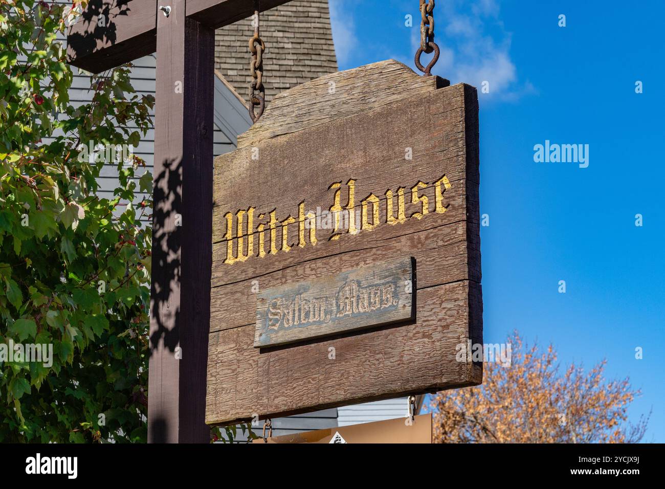 Salem, MA, USA-21. Oktober 2024: Das Hexenhauszeichen während der jährlichen Halloween Haunted Happenings Veranstaltung im Oktober. Stockfoto