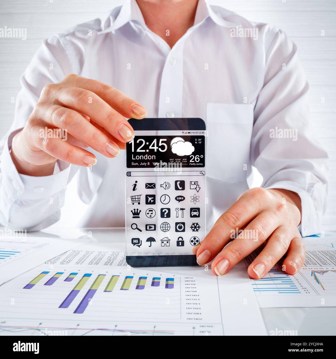 Smartphone mit transparenten Bildschirm in Menschenhand. Stockfoto