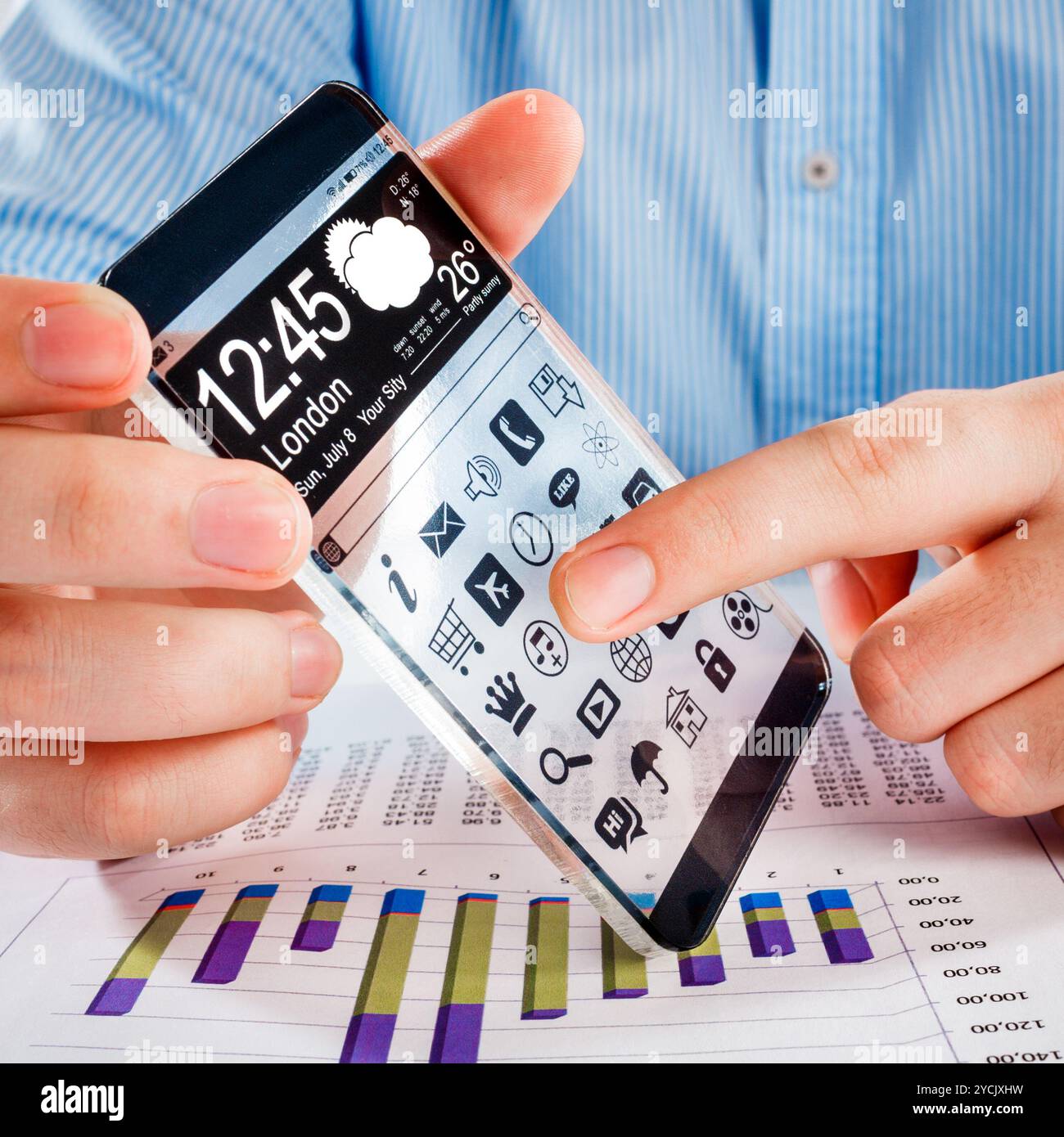 Smartphone mit transparenten Bildschirm in Menschenhand. Stockfoto