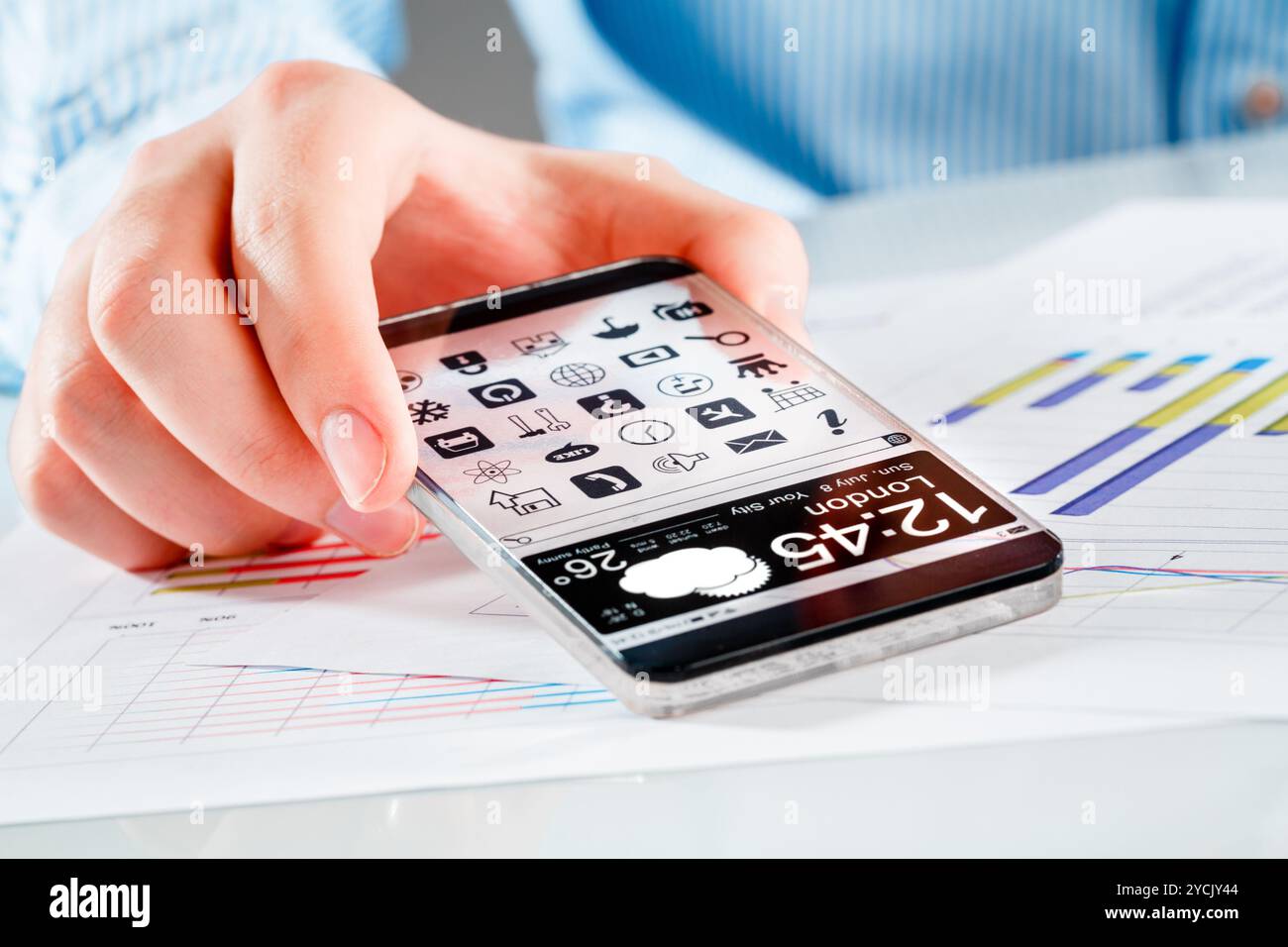 Smartphone mit transparenten Bildschirm in Menschenhand. Stockfoto