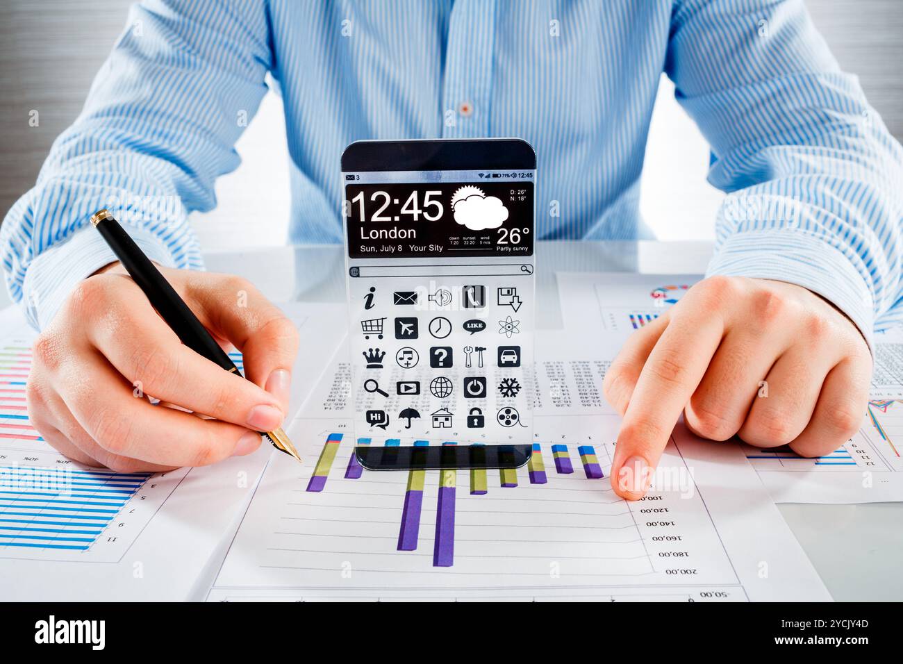 Smartphone mit transparenten Bildschirm in Menschenhand. Stockfoto