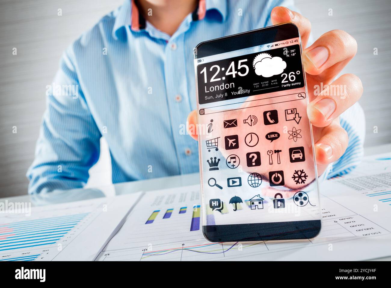 Smartphone mit transparenten Bildschirm in Menschenhand. Stockfoto