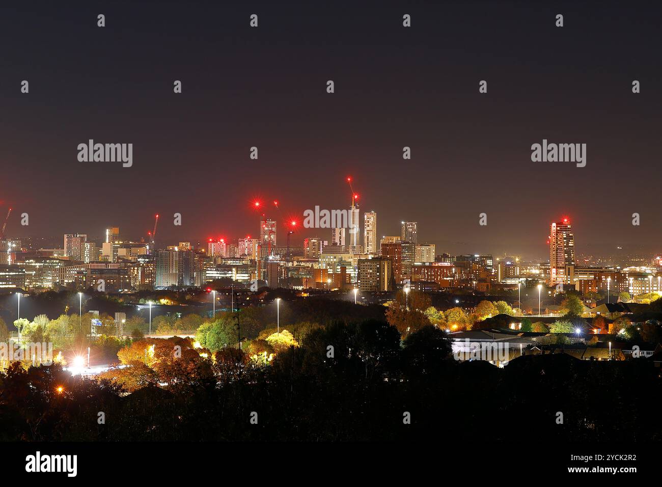 Skyline von Leeds City bei Nacht. Das neue höchste Gebäude in Leeds und Yorkshire, Cirrus Point, befindet sich derzeit neben Altus House Stockfoto