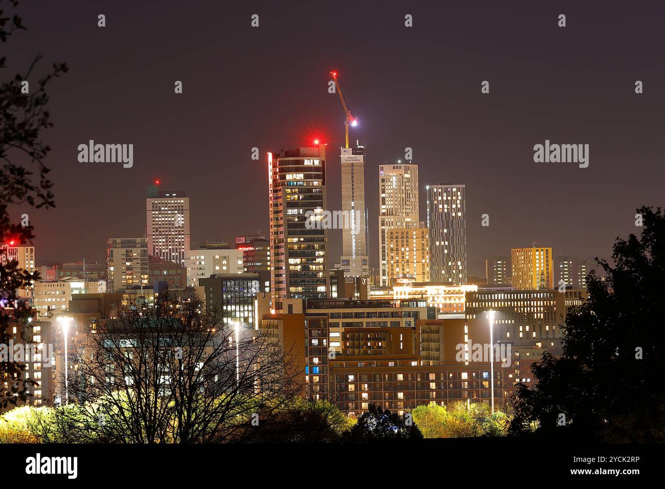 Skyline von Leeds City bei Nacht. Das neue höchste Gebäude in Leeds und Yorkshire, Cirrus Point, befindet sich derzeit neben Altus House Stockfoto