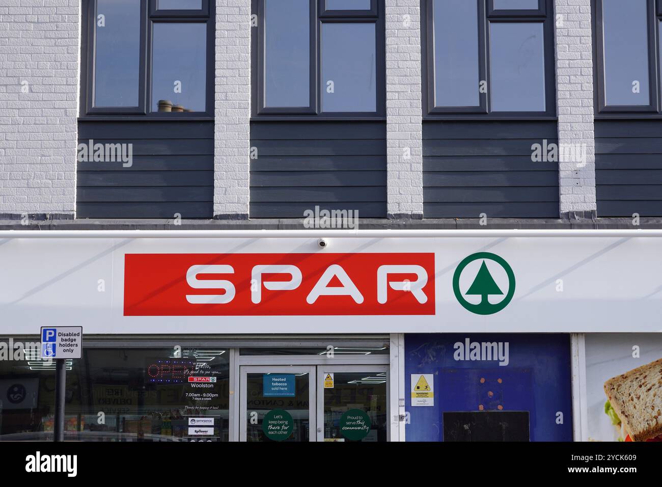 Spar-Logo des lokalen Mini-Market-Lebensmittelgeschäfts in Großbritannien. Schild und Eintritt zum Spar 24-Stunden-Geschäft - Southampton UK 8. März 2024 Stockfoto