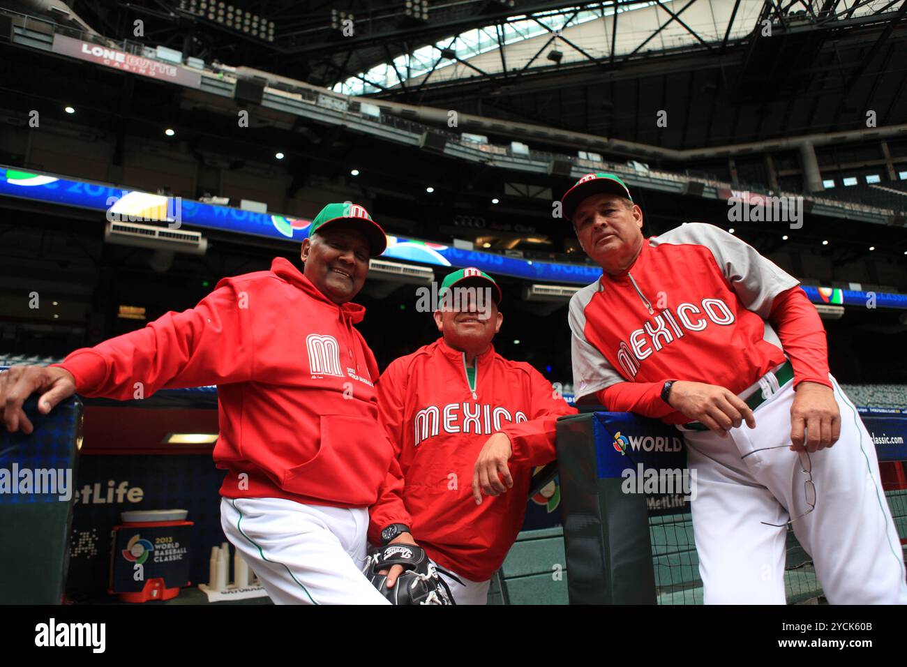 PHOENIX – USA 9. MÄRZ: Ruben Amaro, Fernando Valenzuela Pitching Coach der mexikanischen Nationalmannschaft und Isidro Monge, während der World Baseball Classic 2023 im Chase Field Stadium am 9. März 2013 in Phoenix USA (Foto: Luis Gutierrez/Norte) Stockfoto