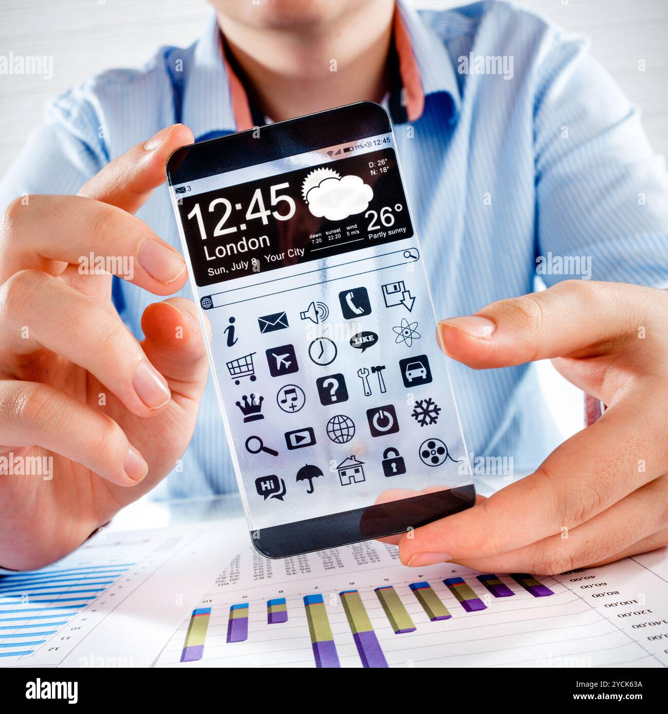 Smartphone mit transparenten Bildschirm in Menschenhand. Stockfoto