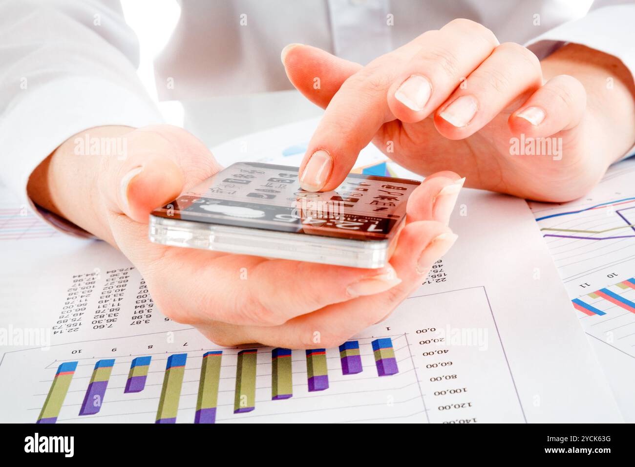 Smartphone mit transparenten Bildschirm in Menschenhand. Stockfoto