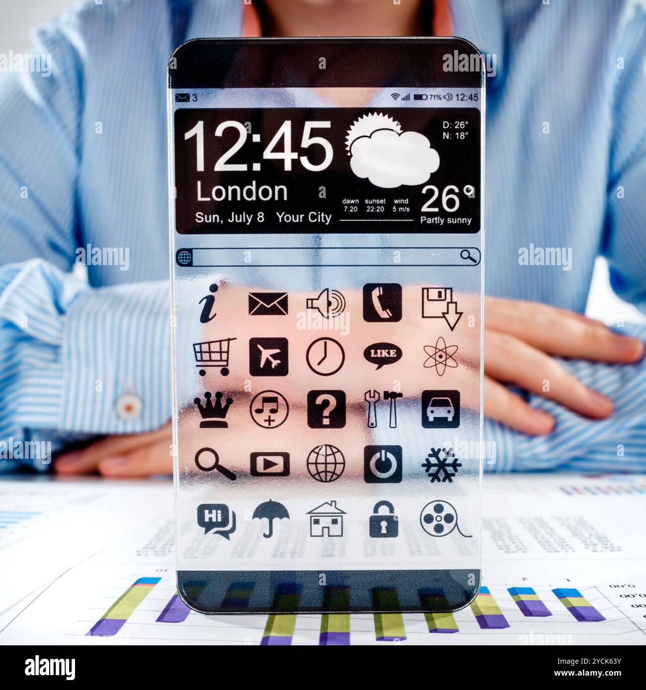 Smartphone mit transparenten Bildschirm in Menschenhand. Stockfoto