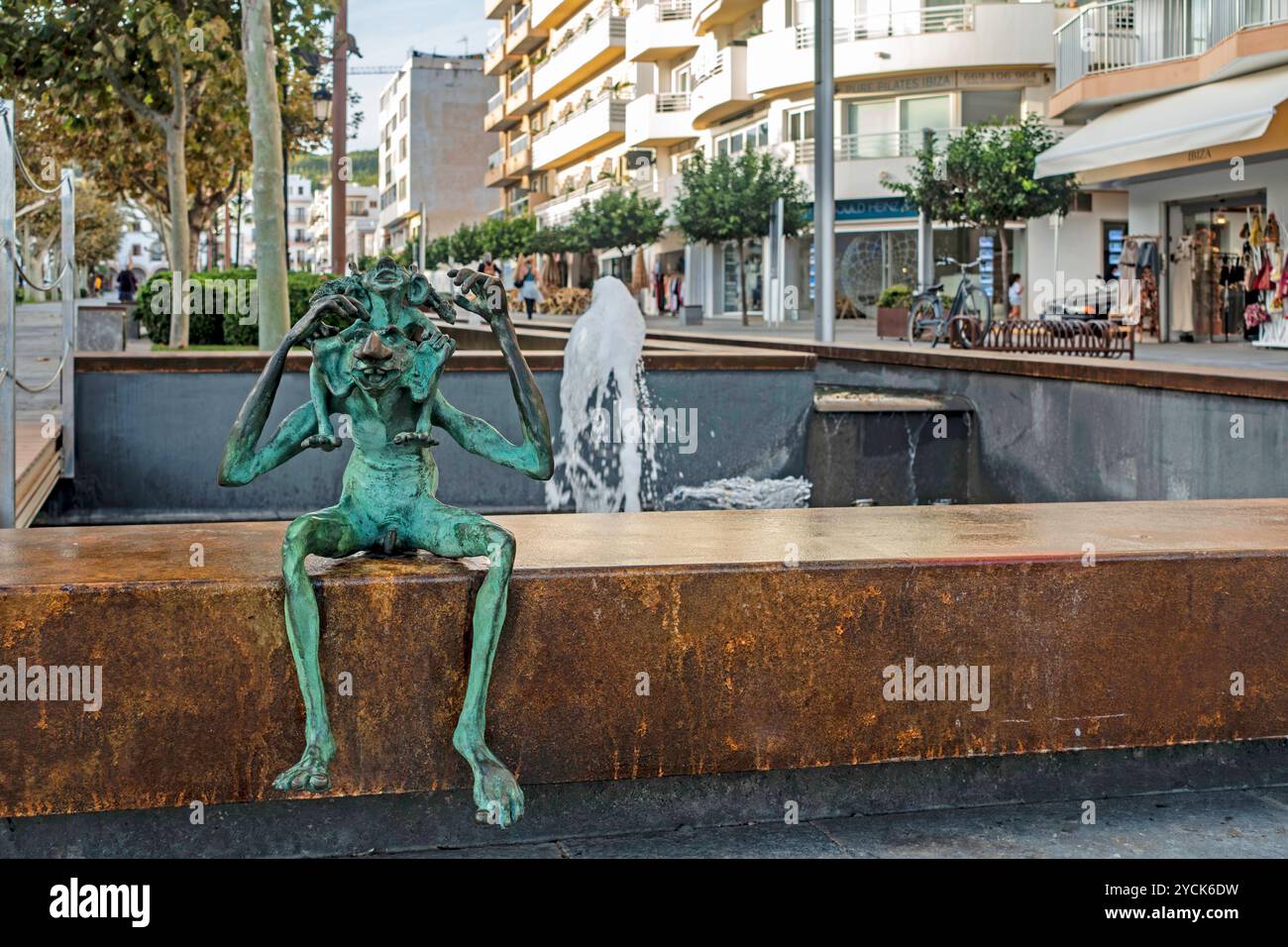 Die Statue eines Els Fameliars in Santa Eulària des Riu auf Ibiza, Spanien, eine legendäre Kreatur, die, wenn sie gesehen wird, Arbeit und Essen verlangt Stockfoto