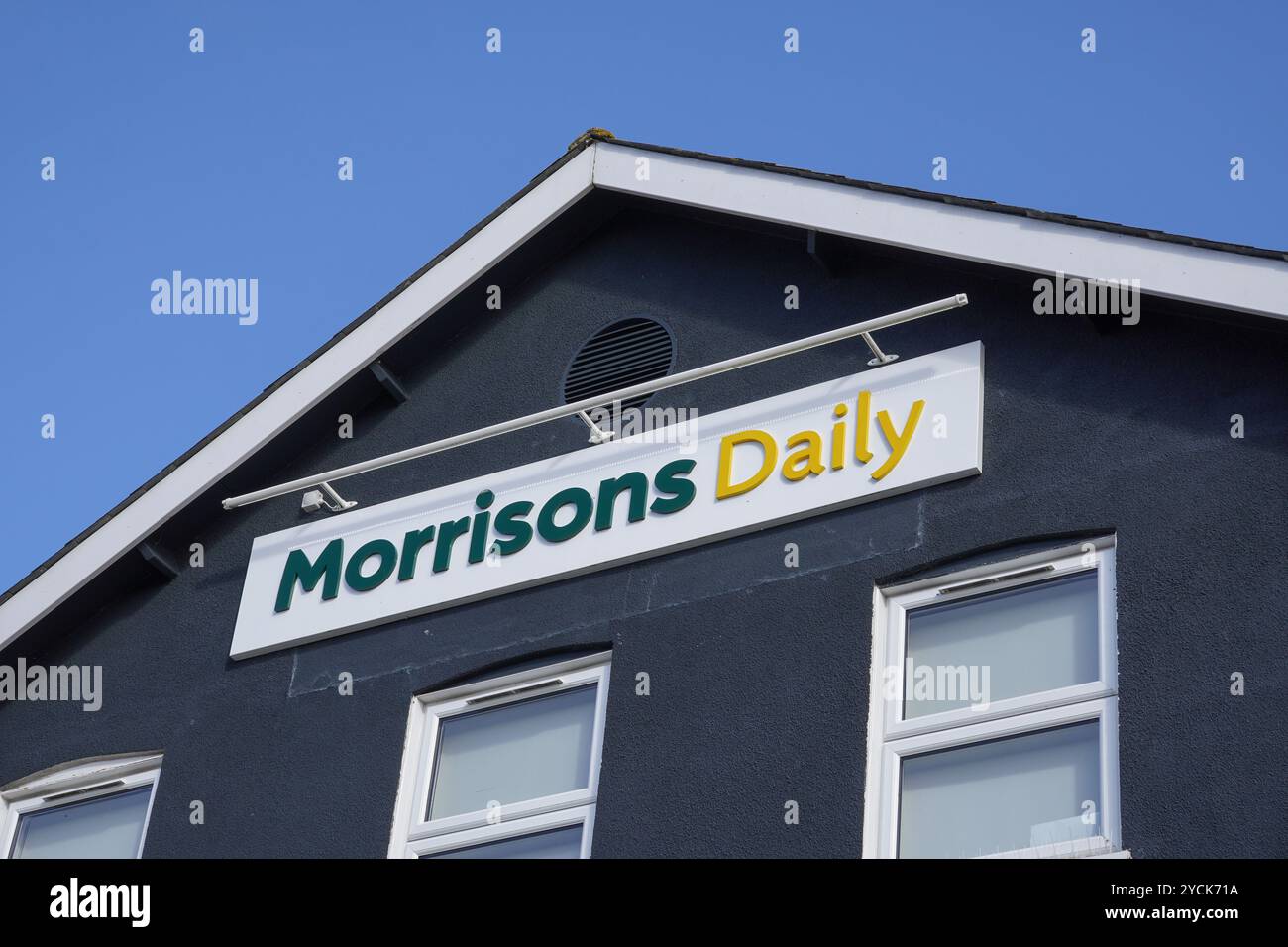 Morrisons Daily Supermarktschild und Logo. Örtliches Lebensmittelgeschäft in Großbritannien - Shaftesbury 17. Oktober 2024 Stockfoto