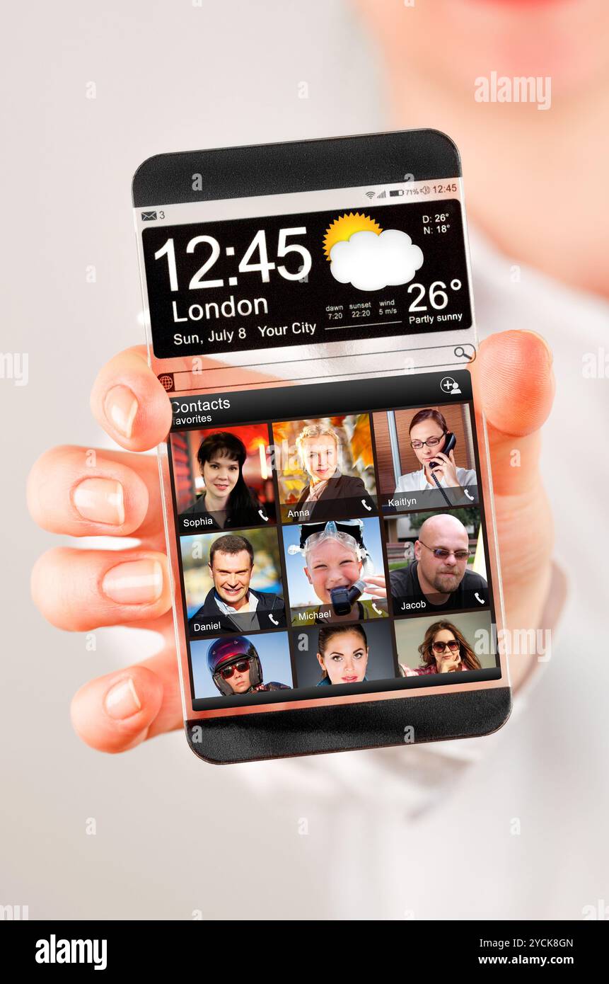 Smartphone mit transparenten Bildschirm in Menschenhand. Stockfoto