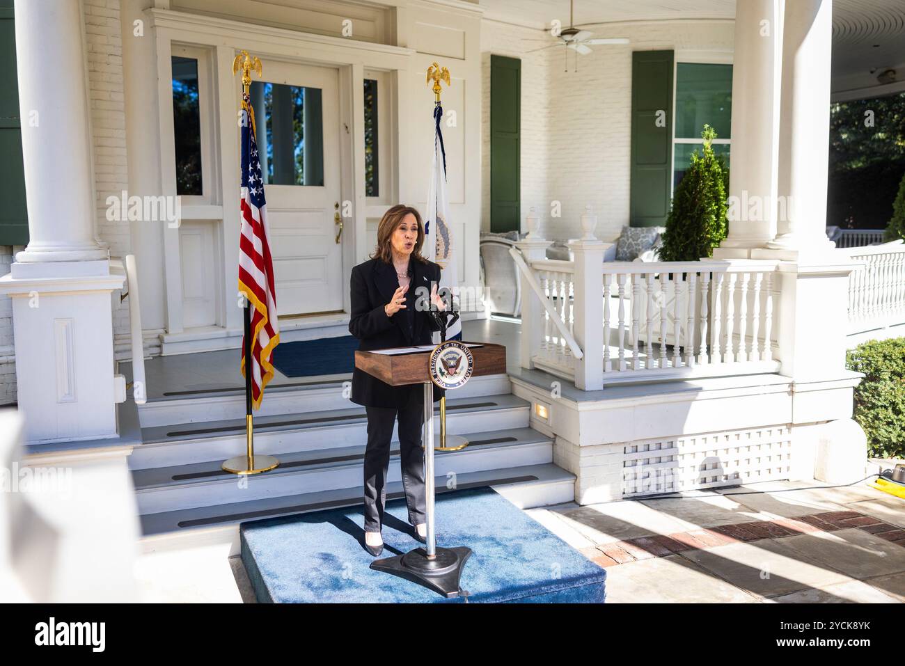 Washington, Usa. Oktober 2024. Vizepräsidentin und derzeitige Kandidatin für den demokratischen Präsidenten Kamala Harris spricht über die jüngsten Aussagen von John Kelly, dem ehemaligen Stabschef von Präsident Trump, dass Trump wie ein "Faschist" regieren würde, von Harris’ Residenz am Marinestützpunkt in Washington, DC, am Mittwoch, den 23. Oktober 2024. Foto: Jim Lo Scalzo/UPI Credit: UPI/Alamy Live News Stockfoto