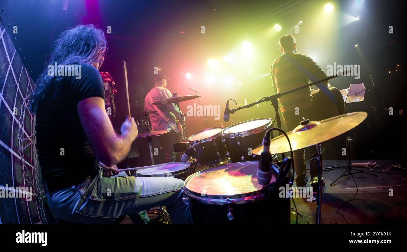 Musiker spielen auf der Bühne Stockfoto