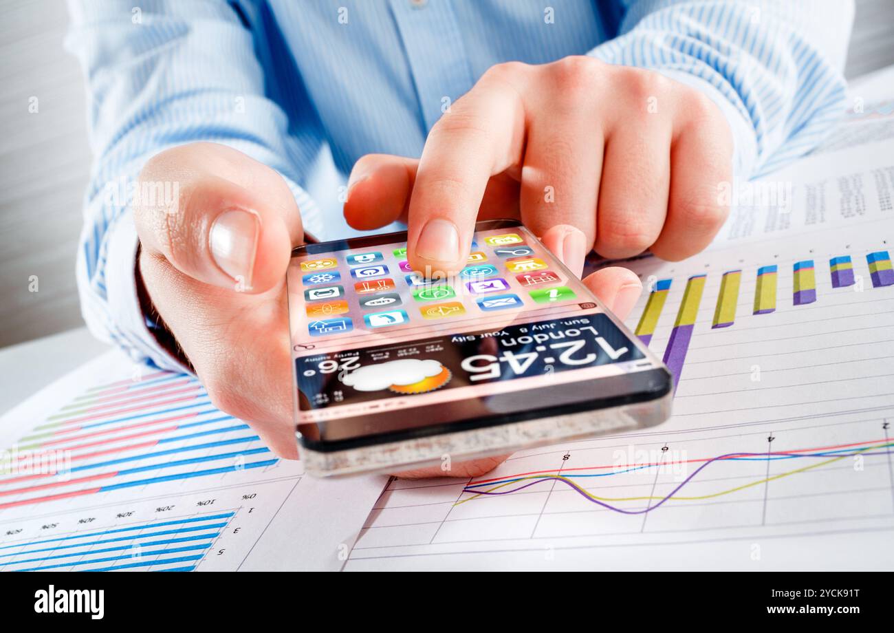 Smartphone mit transparenten Bildschirm in Menschenhand. Stockfoto