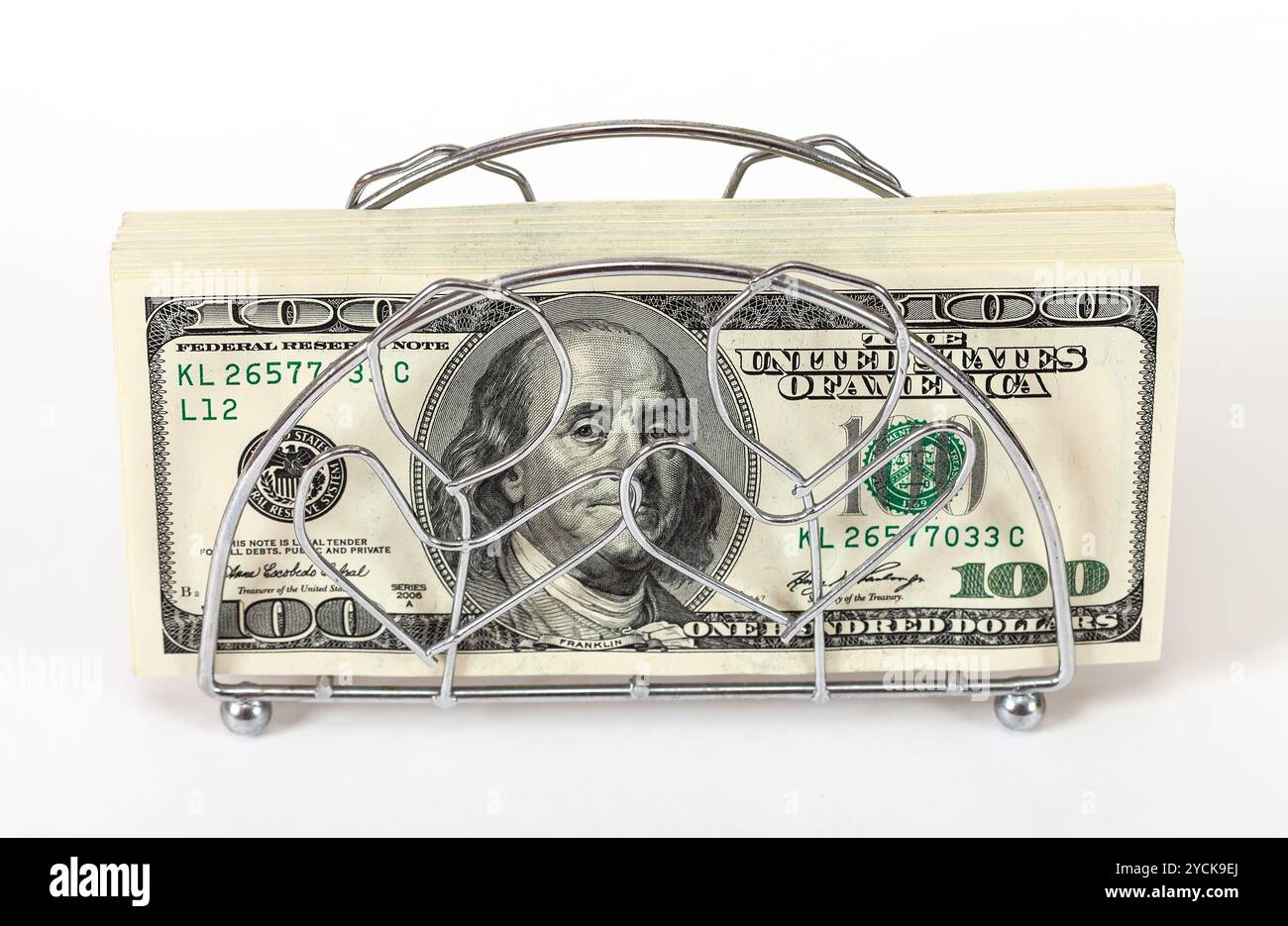 Serviettenhalter mit Haufen von hundert-Dollar-Scheine Stockfoto