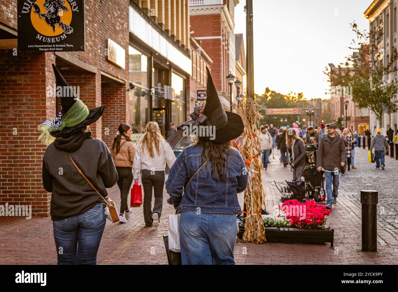 Salem, MA, USA-21. Oktober 2024: Besucher der jährlichen Halloween Haunted Happenings Veranstaltung im Oktober. Stockfoto