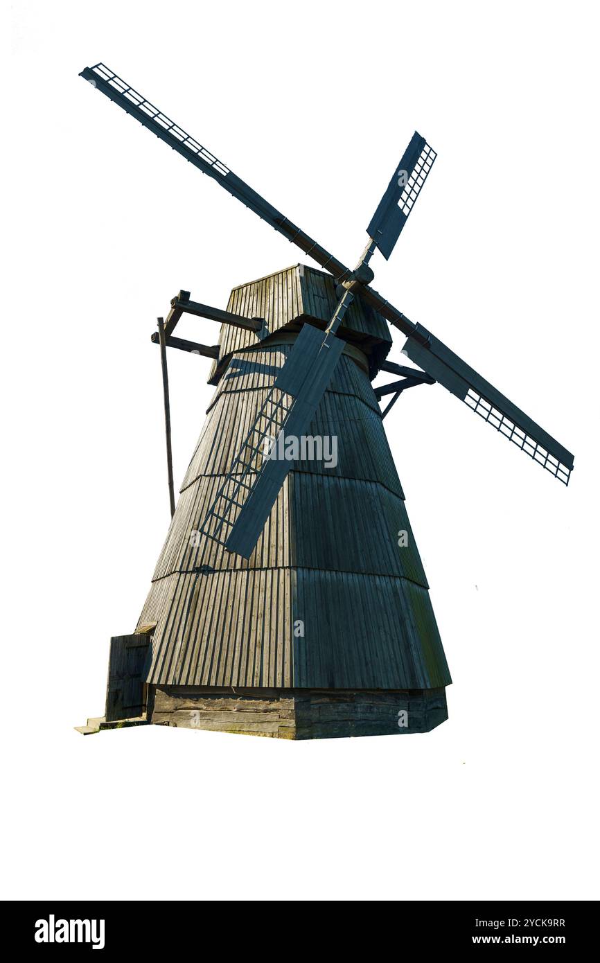 Alte Windmühle aus Holz isoliert. Dorffarm Windmühle auf weißem Hintergrund. Hochwertige Fotos Stockfoto