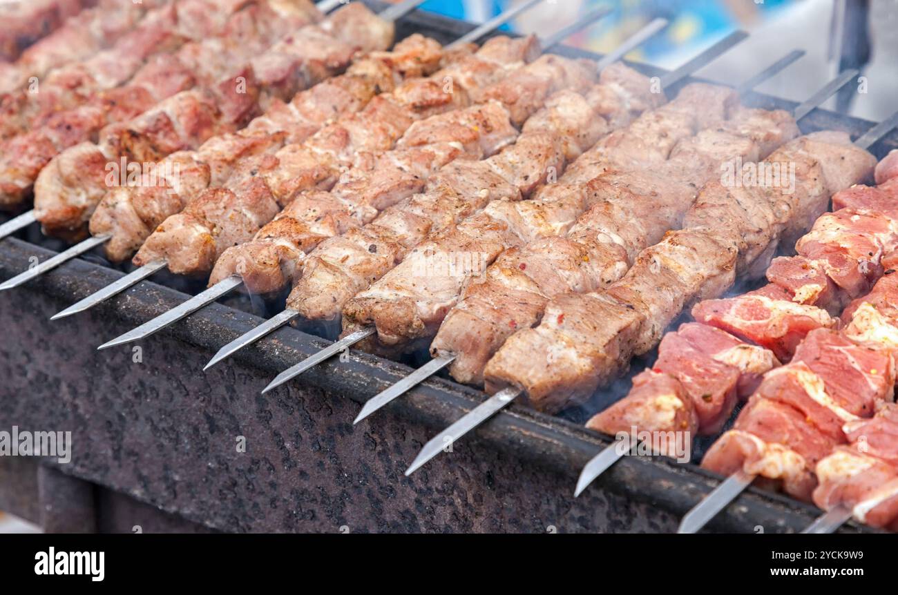 Vorbereitung der Fleischscheiben in Sauce auf Feuer Stockfoto