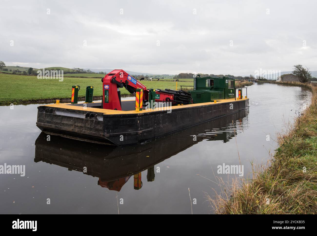 Rothen-Boot für Baggerarbeiten und andere maritime Arbeiten, ausgestattet mit einem starken Ladekran HMF 5020. Leeds und Liverpool Canal nahe Gargrave 23//10/24. Stockfoto