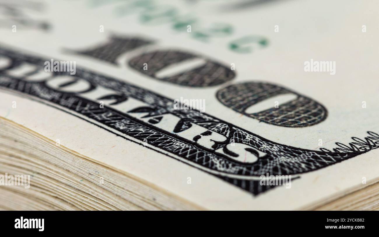 Stapel von zehntausend Dollar Haufen von hundert-Dollar-Scheine. Fragment Stockfoto