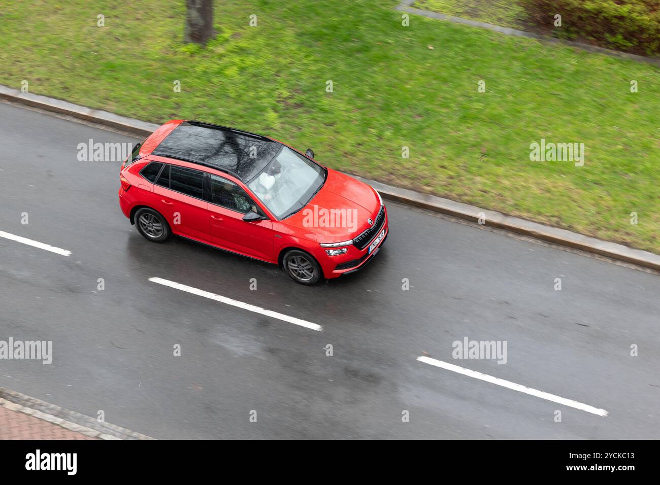 OSTRAVA, TSCHECHISCHE REPUBLIK - 23. MÄRZ 2024: Roter Skoda Kamiq-Fließheck mit Alufelgen, Bewegungsunschärfeeffekt Stockfoto