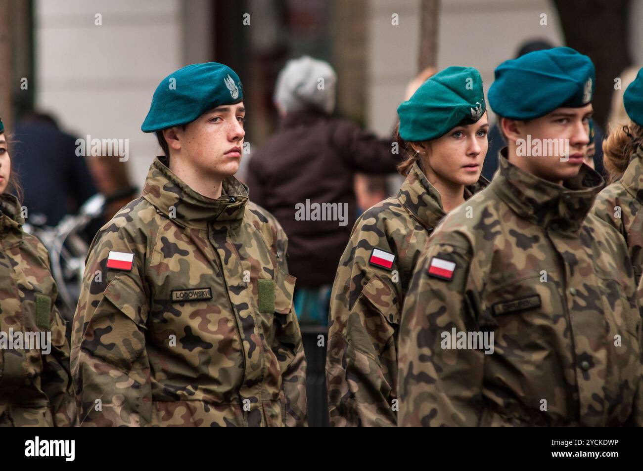 Warschau, Polen – 15. August 2014: Eine Gruppe polnischer Soldaten mit dunkelgrünen Barettbären steht während des Festtags der Streitkräfte still Stockfoto