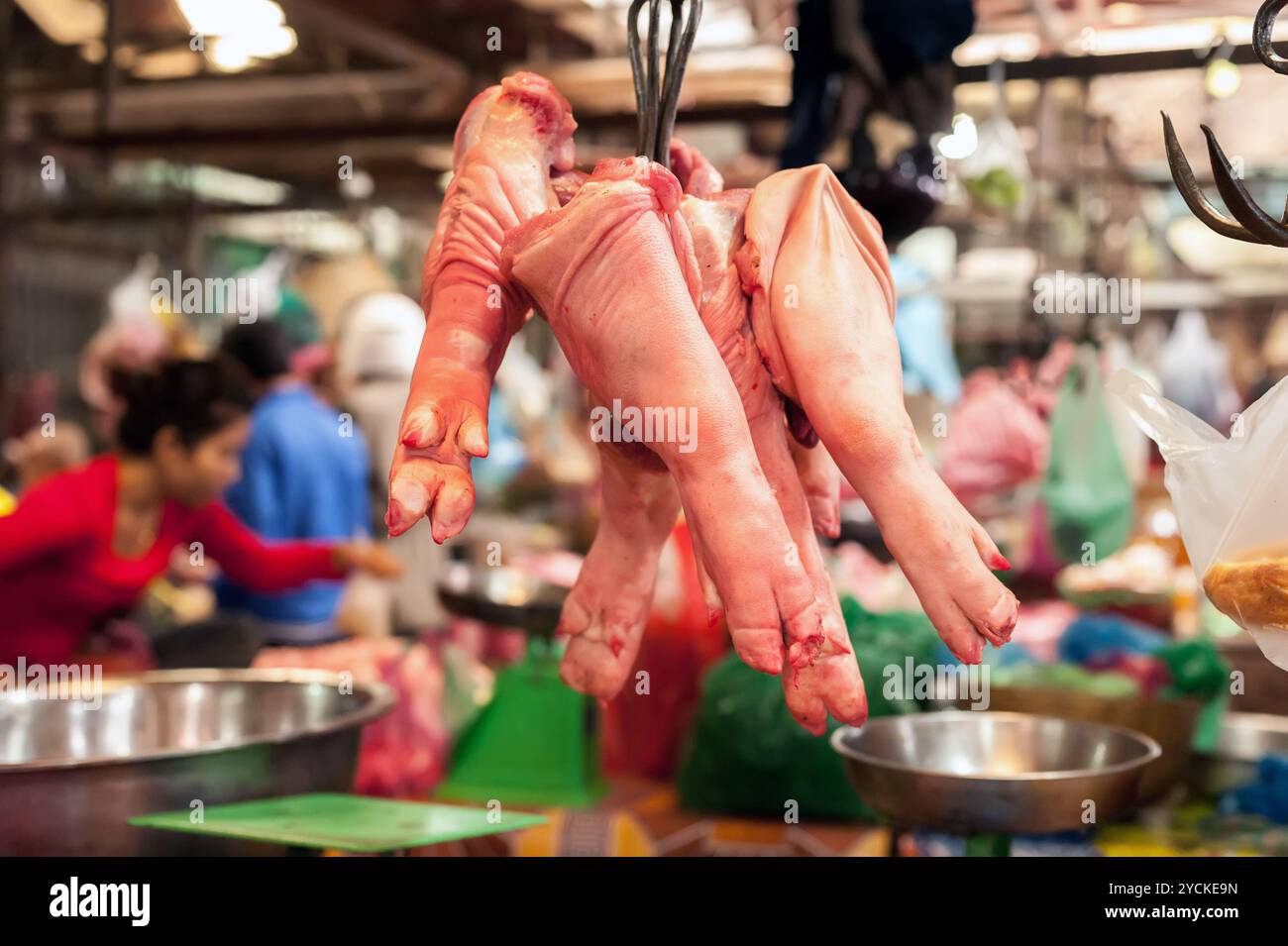 Schweinebeine zum Verkauf auf dem asiatischen Lebensmittelmarkt. Kambodscha Stockfoto