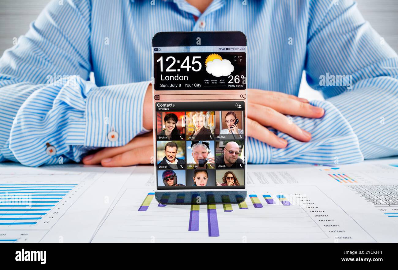 Smartphone mit transparenten Bildschirm in Menschenhand. Stockfoto