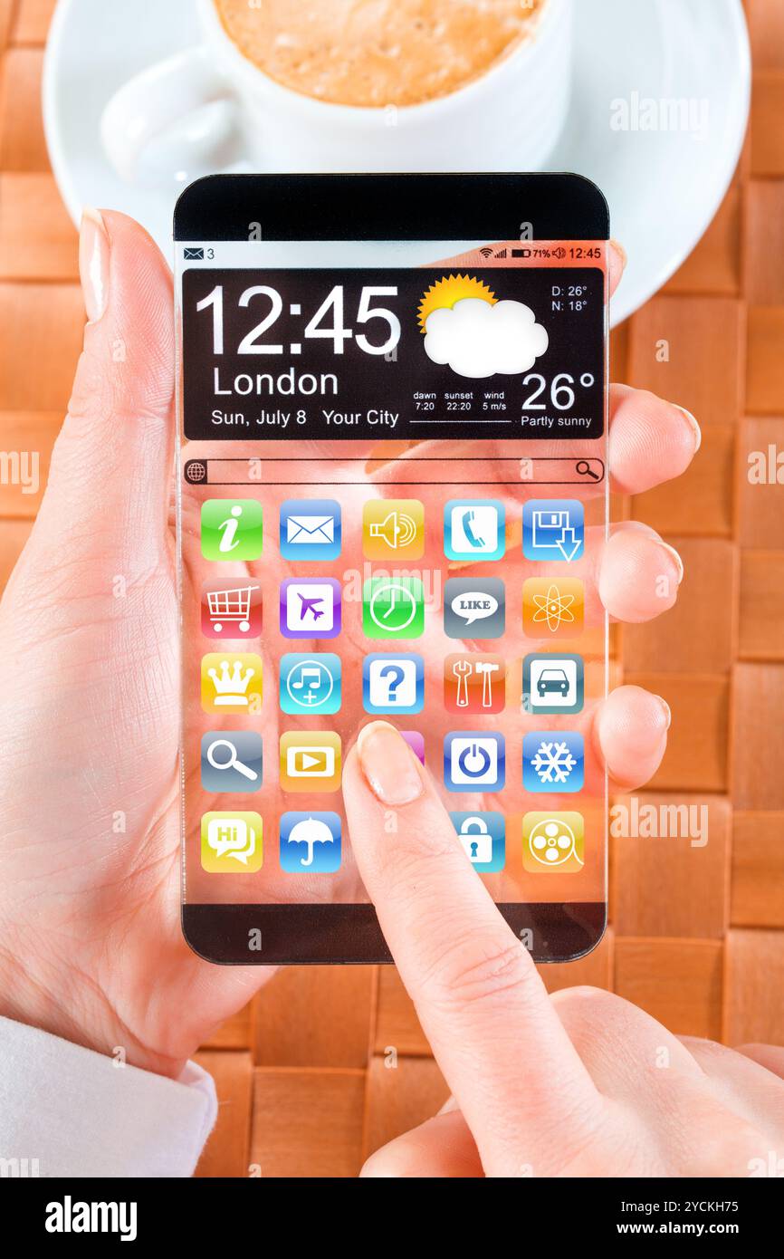 Smartphone mit transparenten Bildschirm in Menschenhand. Stockfoto