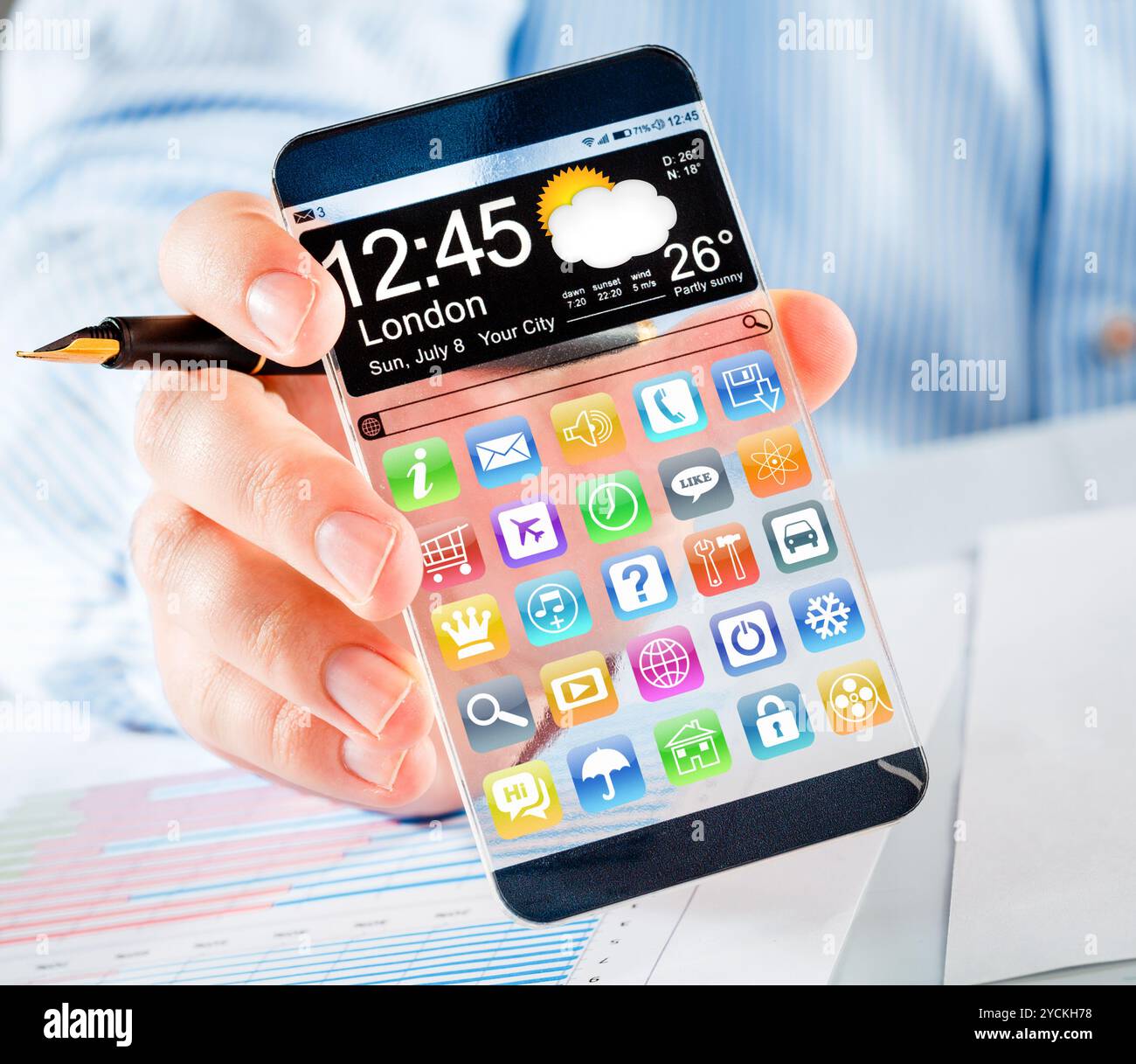 Smartphone mit transparenten Bildschirm in Menschenhand. Stockfoto