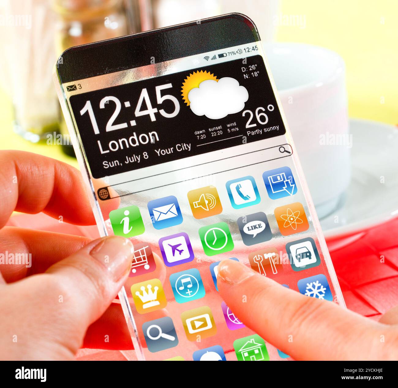 Smartphone mit transparenten Bildschirm in Menschenhand. Stockfoto