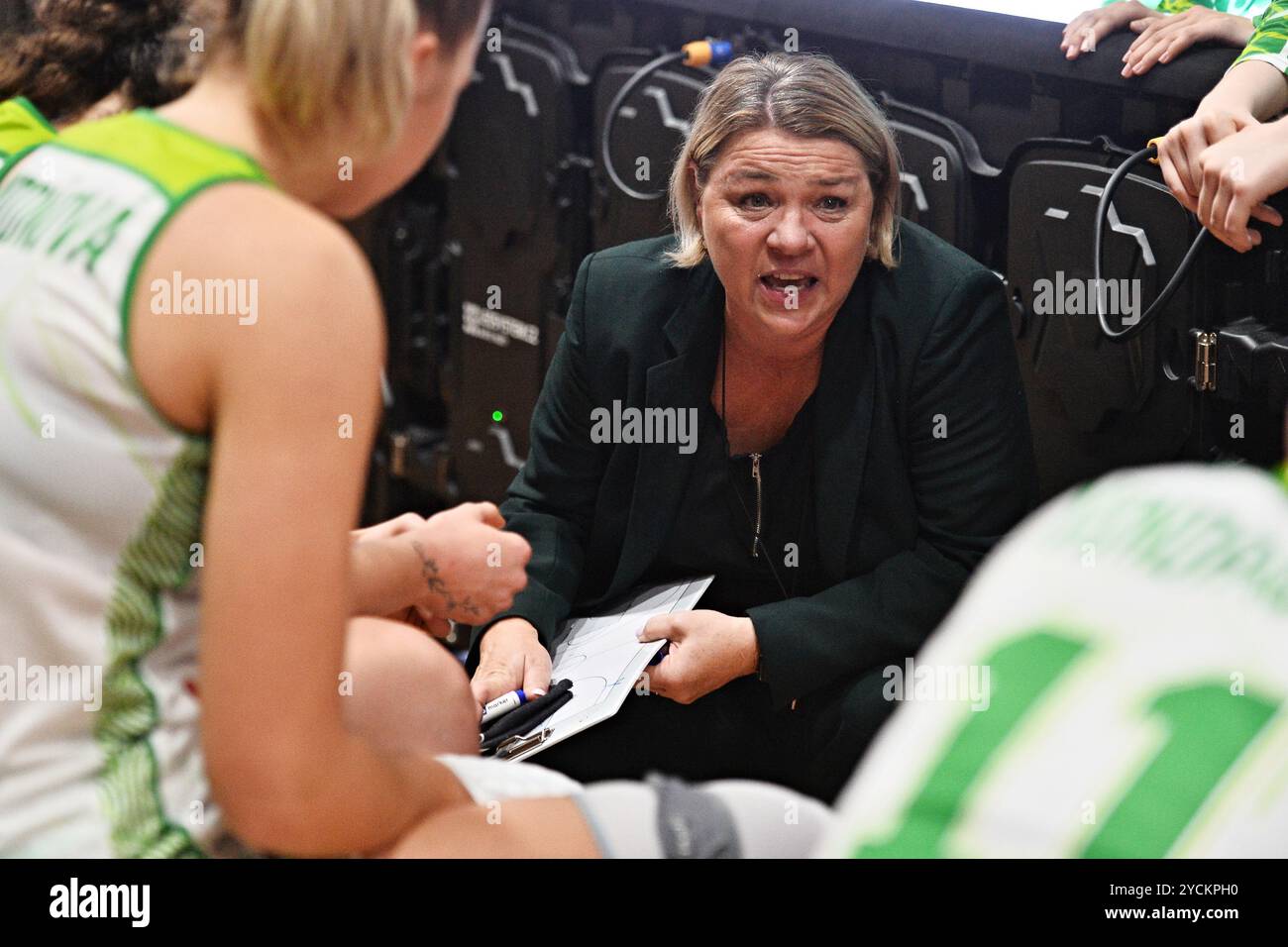 Brünn, Tschechische Republik. Oktober 2024. Coach von KP Tany Brno Marcela Kramer in Aktion während des Basketball EuroCup Frauen Gruppe J 3. Runde Spiel: KP Tany Brno gegen Galatasaray Istanbul in Brünn, Tschechische Republik, 23. Oktober 2024. Quelle: Patrik Uhlir/CTK Photo/Alamy Live News Stockfoto