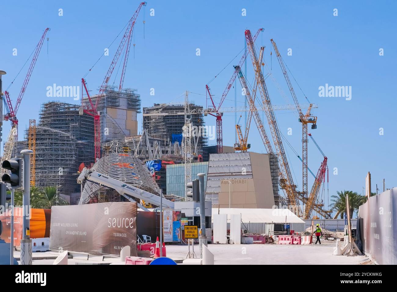 Die futuristischen Bauformen des Guggenheim Museums im Kulturviertel auf der Insel Saadiyat. Stockfoto