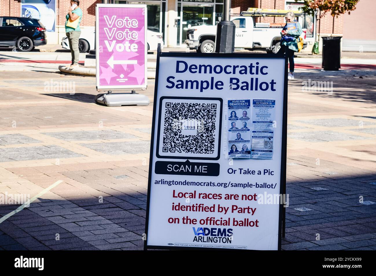 Demokratische Partei Beispiel Wahlanweisungen für frühe Wähler. Arlington, Virginia. Okt. 2024 Stockfoto