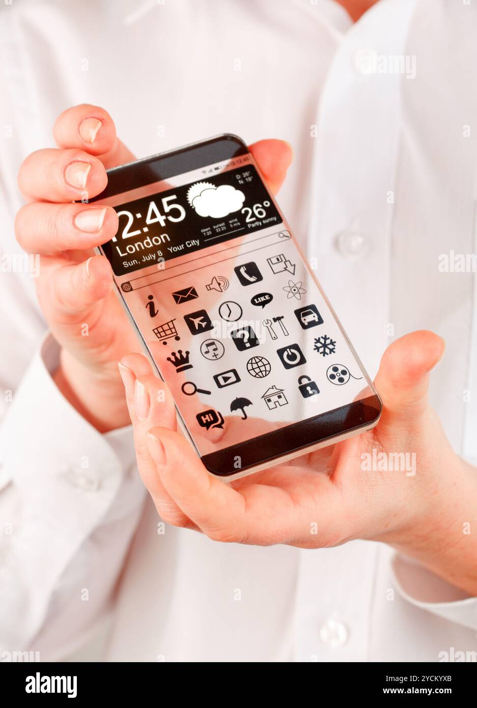 Smartphone mit transparenten Bildschirm in Menschenhand. Stockfoto