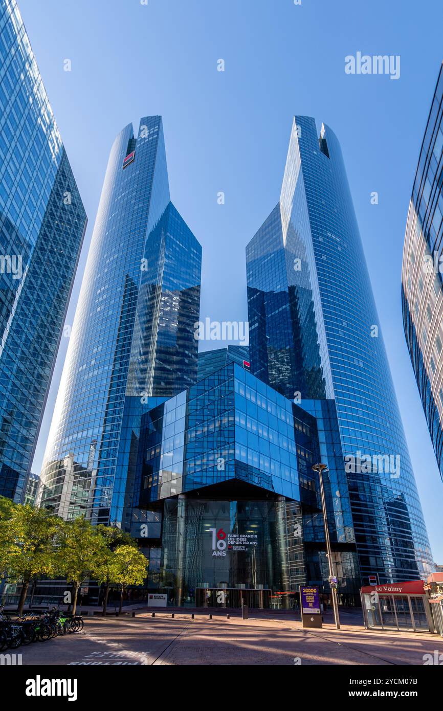 Außenansicht der Doppeltürme der französischen Bank Société Générale im Pariser Geschäftsviertel La Défense in Puteaux, Frankreich Stockfoto