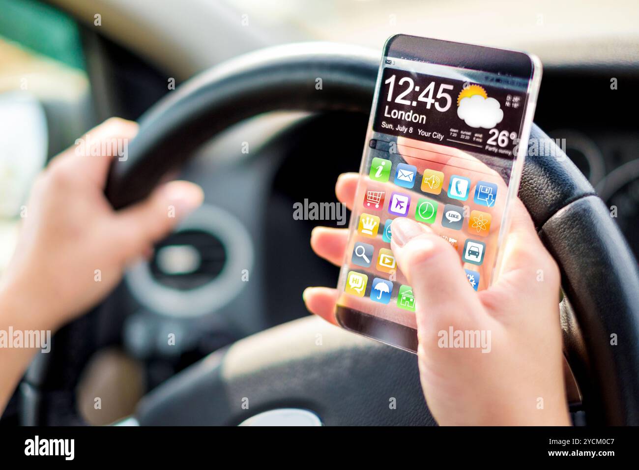 Smartphone mit transparenten Bildschirm in Menschenhand. Stockfoto