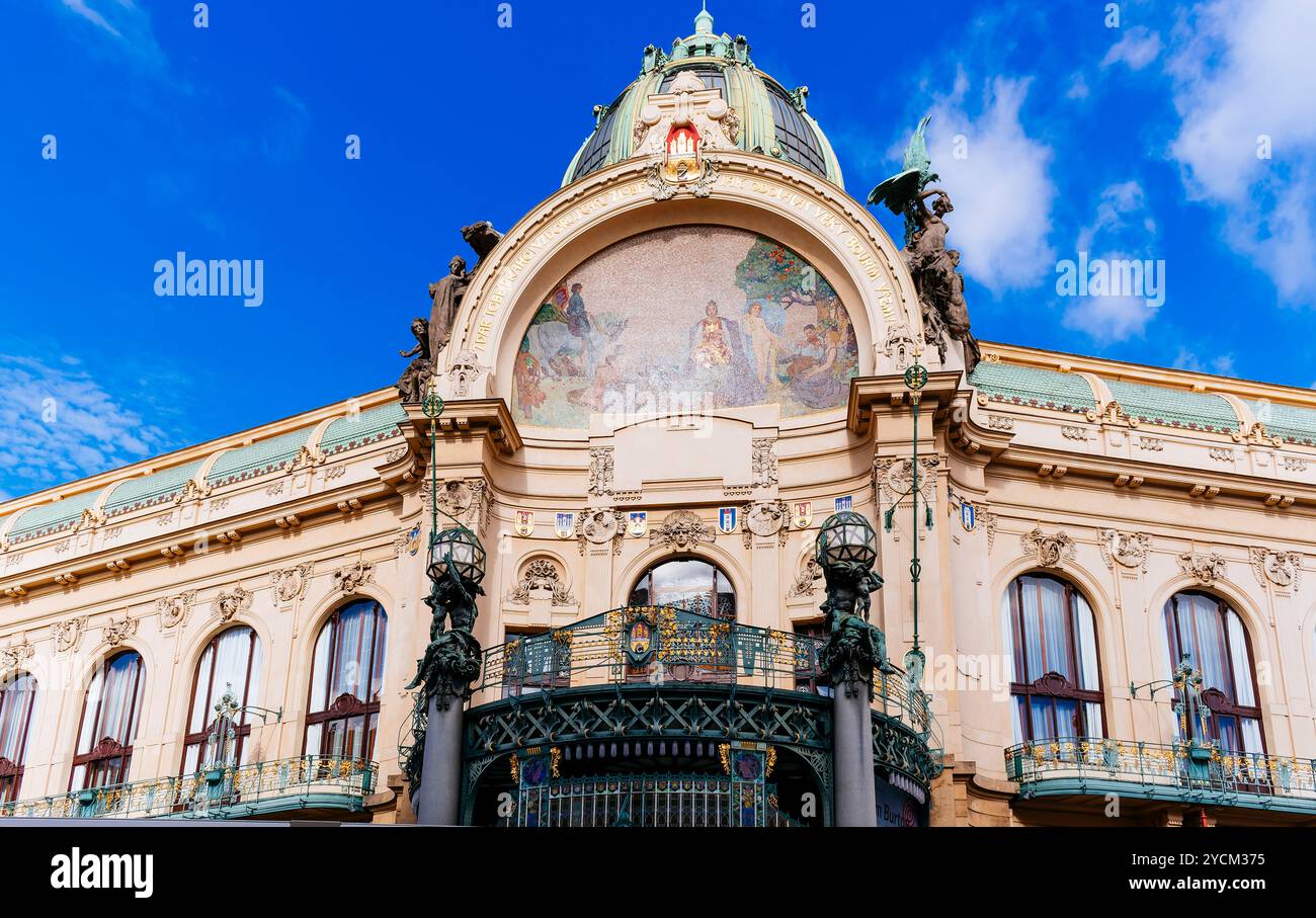 Eine anmutige Kuppel krönt das Obecni Dum - Gemeindehaus. Ein gewölbter Giebelbalken über dem Eingang umrahmt ein monumentales Fliesenmosaik mit dem Titel „Hommage an Prag“. T Stockfoto