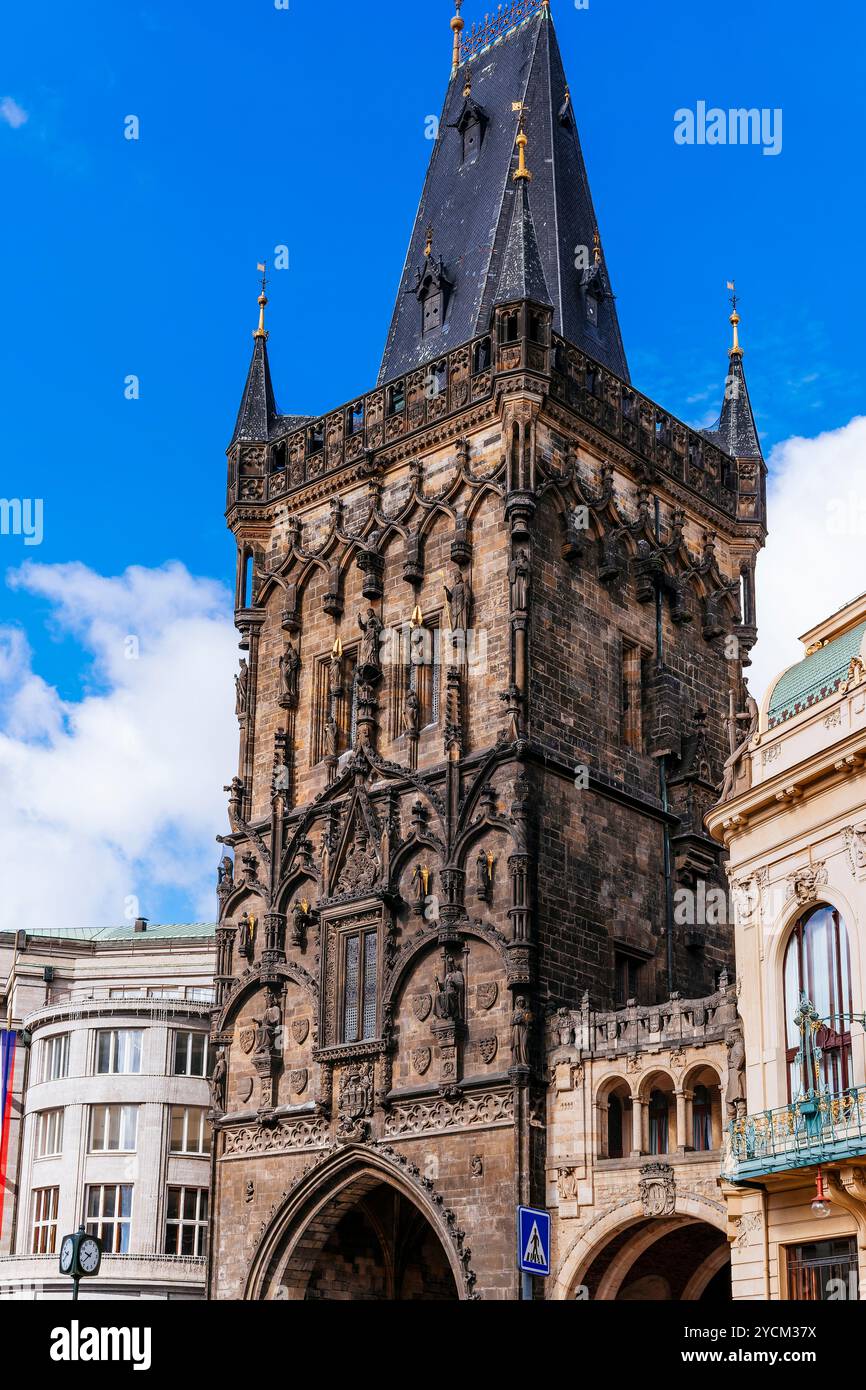 Der Pulverturm oder Pulvertor ist ein gotischer Turm in Prag, Tschechien. Es ist eines der ursprünglichen Stadttore. Sie trennt die Altstadt von der Stockfoto
