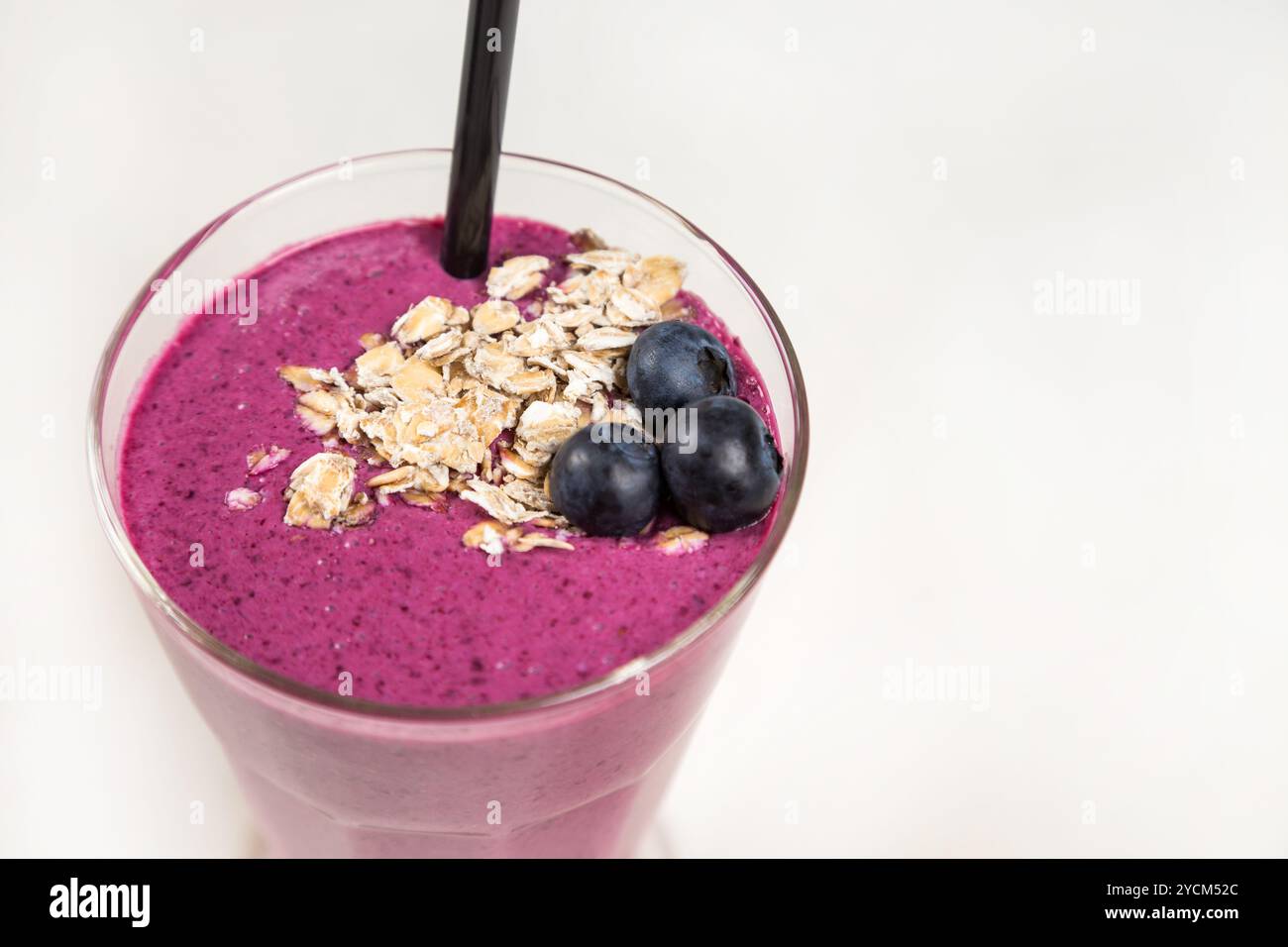 Frischer Smoothie mit Haferflocken und Heidelbeere Stockfoto