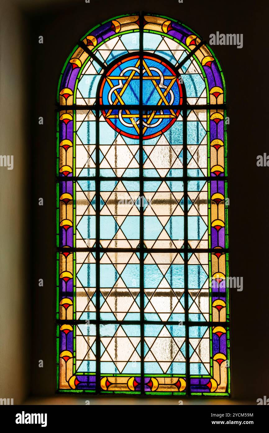 Buntglasfenster mit Ornament von Magen David, Hexagramm. Die Klausener Synagoge ist heute die größte Synagoge im ehemaligen Prager Jüdischen Ghetto an Stockfoto