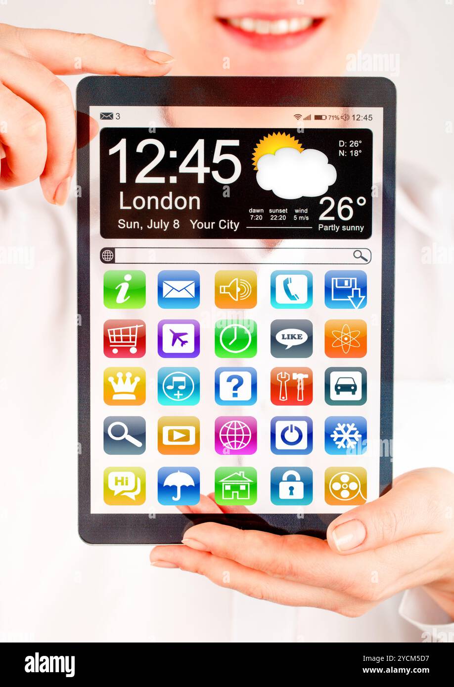Tablet mit transparentem Bildschirm in menschlichen Händen. Stockfoto