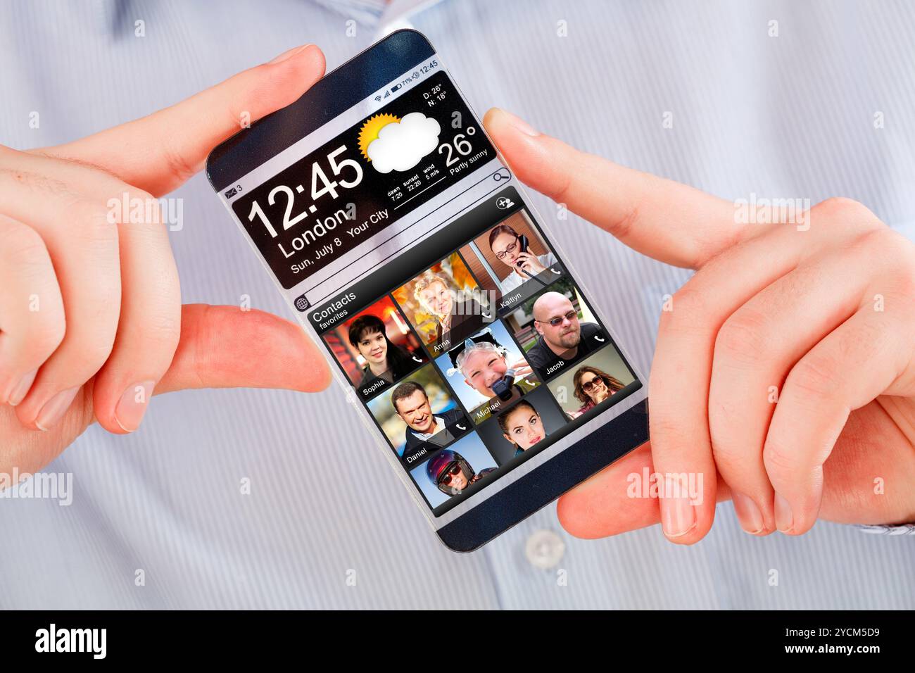 Smartphone mit transparenten Bildschirm in Menschenhand. Stockfoto