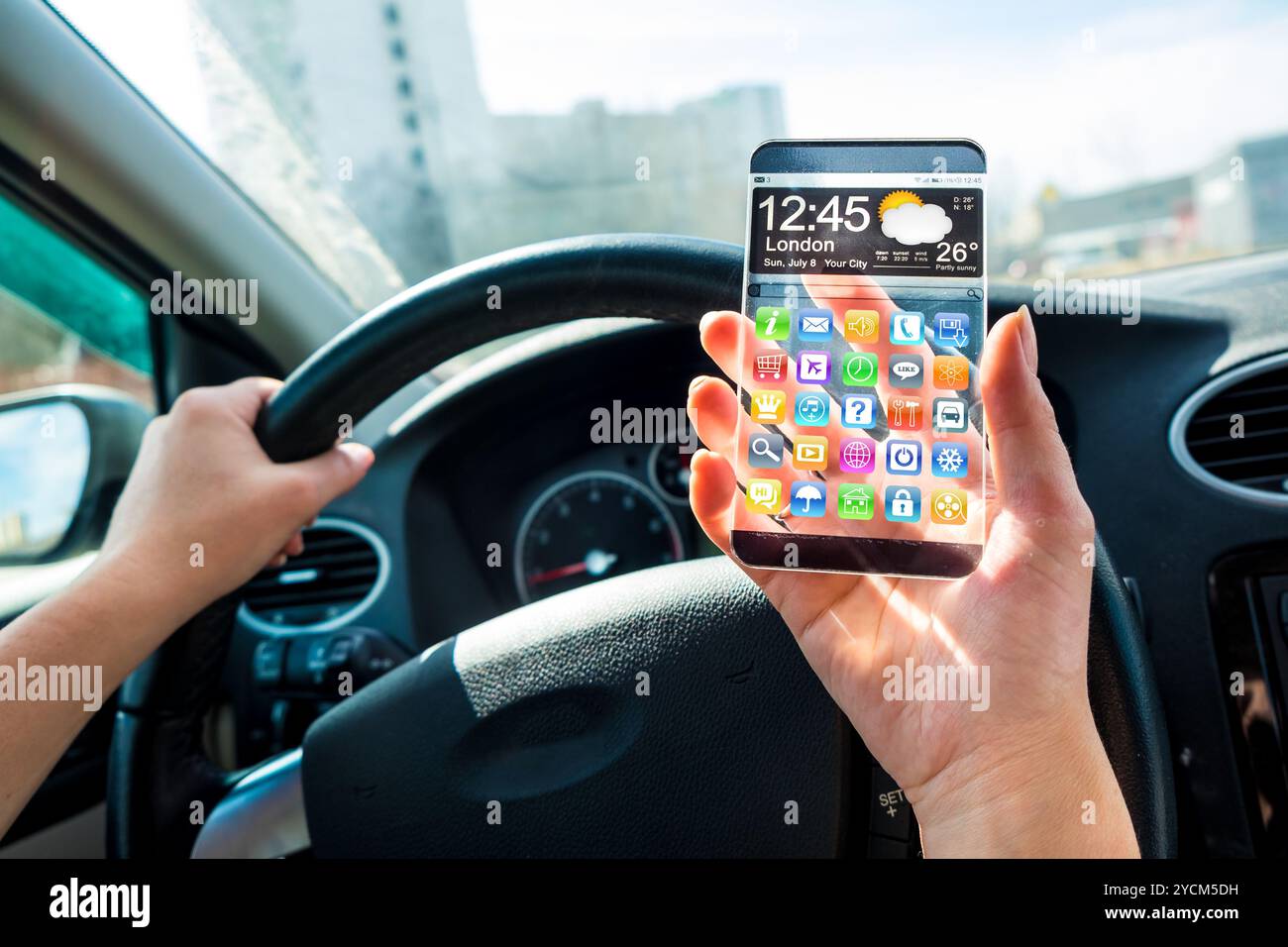 Smartphone mit transparenten Bildschirm in Menschenhand. Stockfoto