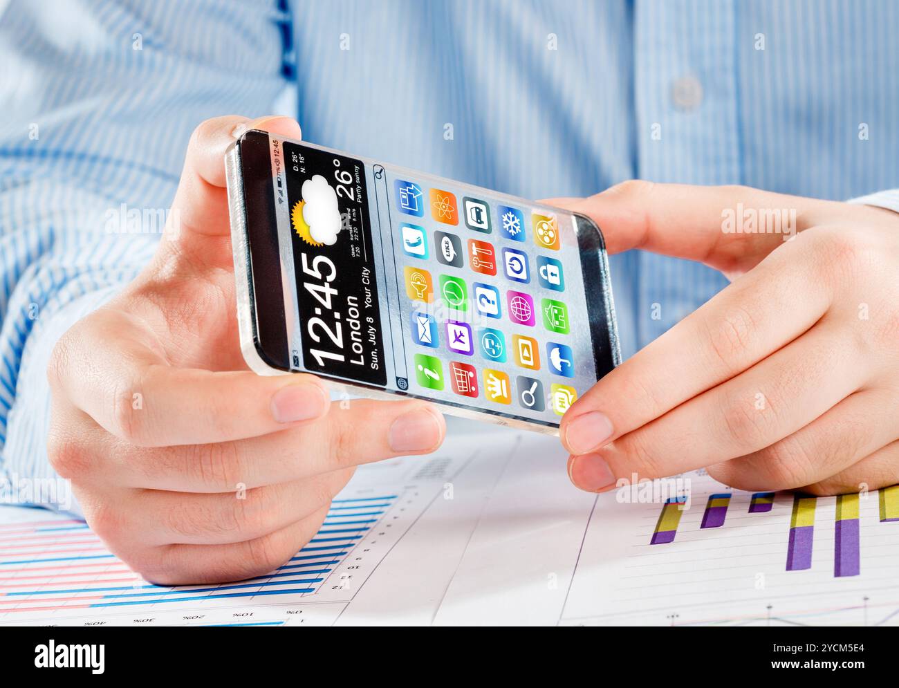 Smartphone mit transparenten Bildschirm in Menschenhand. Stockfoto