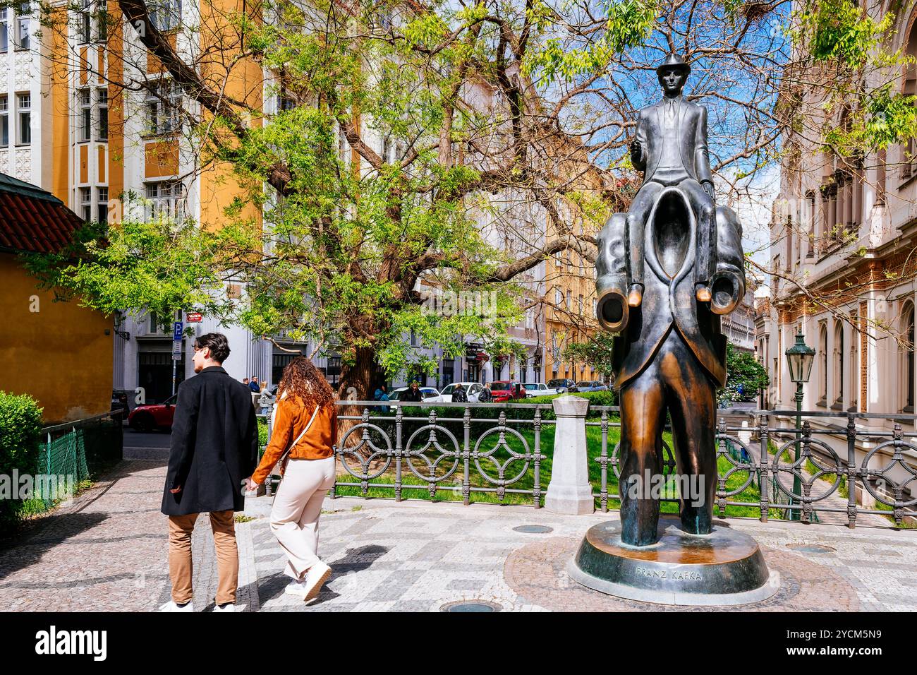 Die Statue von Franz Kafka des Künstlers Jaroslav Róna wurde in der Vězeňská Straße im jüdischen Viertel von Prag installiert. Jüdische Stadt, Prag, Tschechische Republik, E Stockfoto