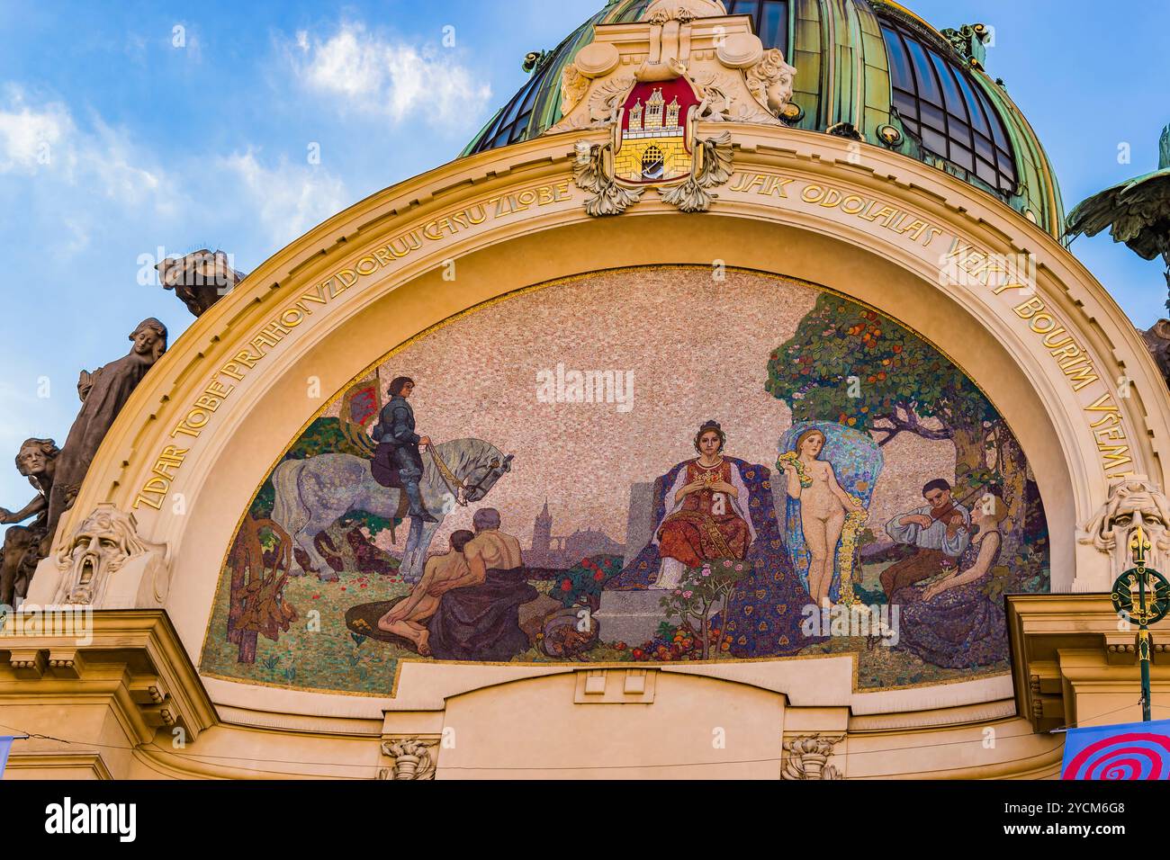 Eine anmutige Kuppel krönt das Obecni Dum - Gemeindehaus. Ein gewölbter Giebelbalken über dem Eingang umrahmt ein monumentales Fliesenmosaik mit dem Titel „Hommage an Prag“. T Stockfoto
